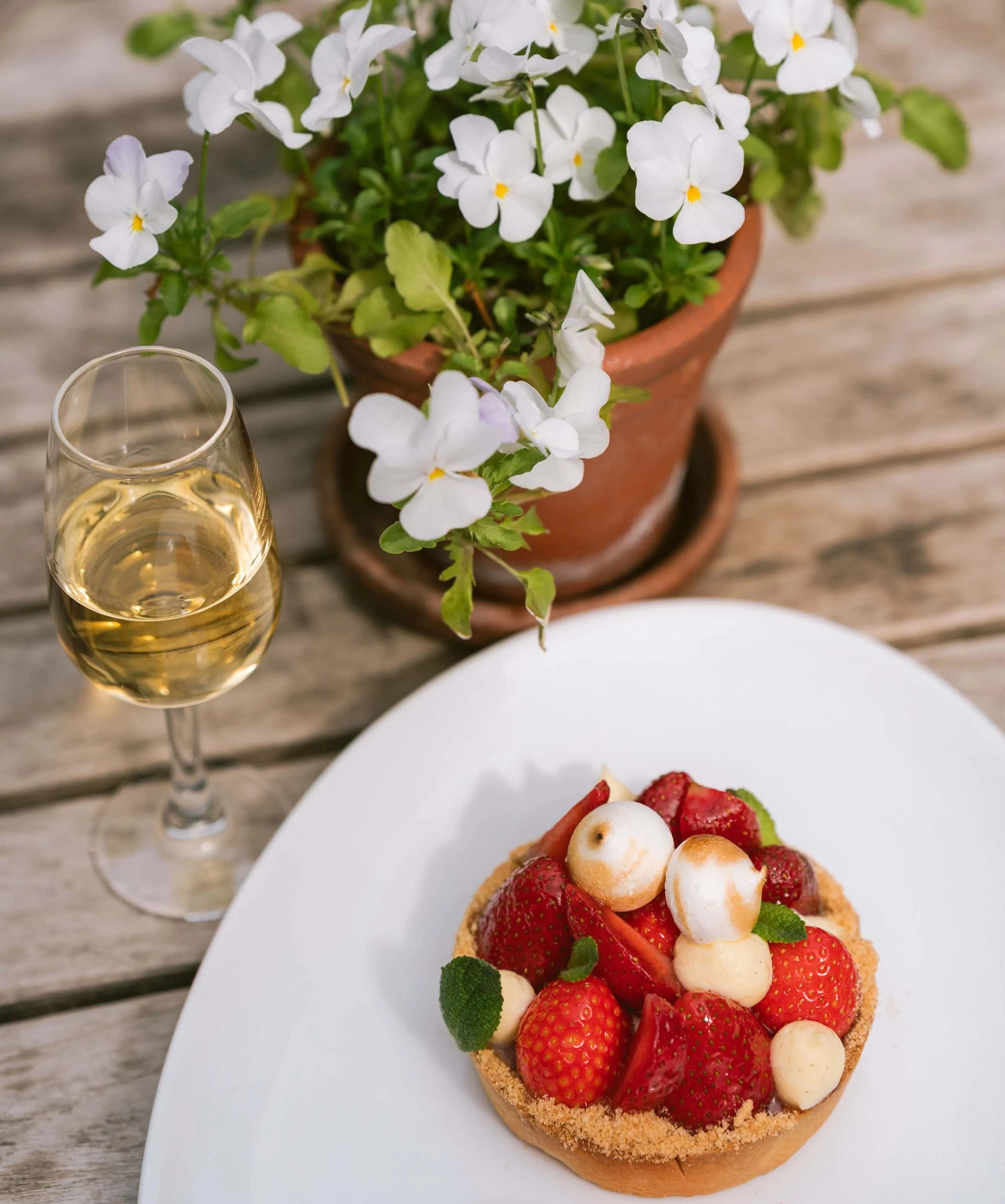 0042-2022-Parsonage-Grill-Oxford-High-Res-Outdoor-Dining-Strawberry-Custard-Tart-Pink-Lemonade-Sorbet-Web-Hero-aspect-ratio-2560-3068